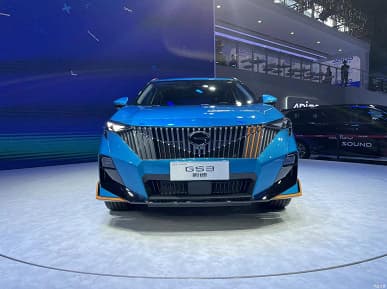 Смелый многоугольный дизайн снаружи, но лаконичный интерьер внутри. Представлен кроссовер GAC GS3 второго поколения