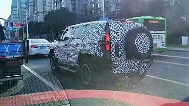 1070 л.с., автопилот, поддержка 5G и «самолётный» рычаг КПП. Брутальный внедорожник Dongfeng показали на живых фото