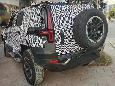 1070 л.с., автопилот, поддержка 5G и «самолётный» рычаг КПП. Брутальный внедорожник Dongfeng показали на живых фото