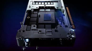 Так на самом деле выглядит топовая настольная видеокарта Intel Arc. Компания показала Arc Alchemist Desktop Limited Edition