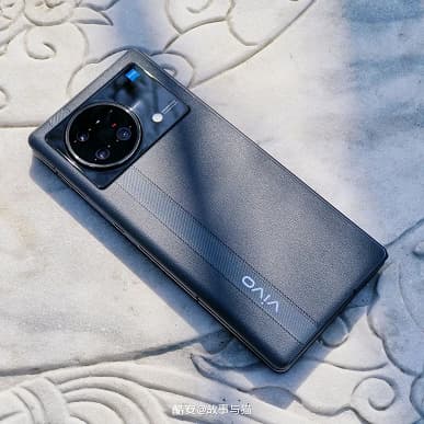 Первый гибкий камерофон? Vivo X Fold со всех сторон на живых фото