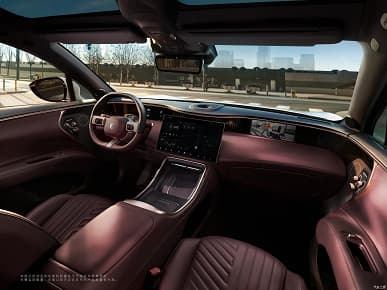 578 л.с., разгон до 100 км/ч за 3 с, 13 камер, 3 экрана, беспроводная зарядка и 14 динамиков. Опубликованы изображения салона электромобиля Avatr 11 – плода сотрудничества Changan, CATL и Huawei