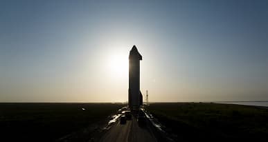Илон Маск показал впечатляющие фото транспортировки космического корабля Starship на стартовую площадку Starbase