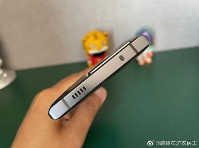 ZTE Axon 40 Ultra выгодно выглядит на фоне Galaxy S22 Ultra. У него чистый экран без врезанной камеры с более тонкими рамками