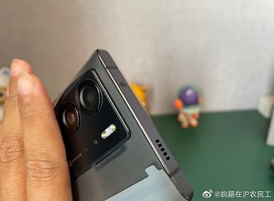 ZTE Axon 40 Ultra выгодно выглядит на фоне Galaxy S22 Ultra. У него чистый экран без врезанной камеры с более тонкими рамками