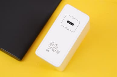 Без рамок и отверстий: живые фото и комплект поставки нового флагмана ZTE Axon 40 Ultra