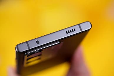 Без рамок и отверстий: живые фото и комплект поставки нового флагмана ZTE Axon 40 Ultra