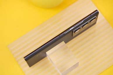 Без рамок и отверстий: живые фото и комплект поставки нового флагмана ZTE Axon 40 Ultra