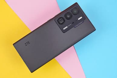 Без рамок и отверстий: живые фото и комплект поставки нового флагмана ZTE Axon 40 Ultra