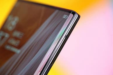 Без рамок и отверстий: живые фото и комплект поставки нового флагмана ZTE Axon 40 Ultra