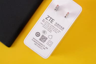 Без рамок и отверстий: живые фото и комплект поставки нового флагмана ZTE Axon 40 Ultra