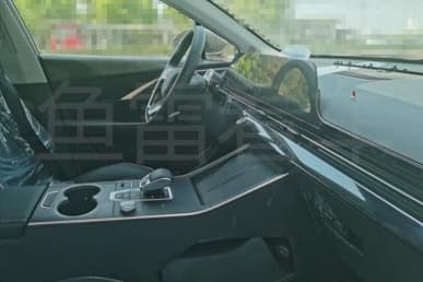 Салон Chery Omoda 5 для России показали на живых фото. Он сильно отличается от салона китайского авто