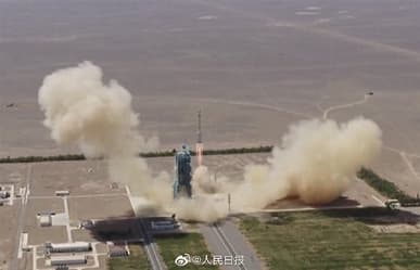 Китайская ракета Long March-2F запустила на орбиту корабль «Шэньчжоу-14» с тремя тайконавтами. Они проведут в космосе полгода и за это время достроят национальную орбитальную станцию