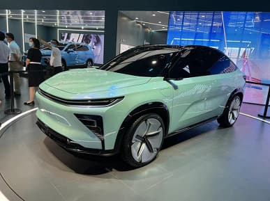 Первые электромобили совместной разработки Geely и Lifan показали в Китае. Кроссовер Livan 7 разгоняется до 100 км/ч за 4,9 с и имеет запас хода до 750 км, но главное вовсе не это