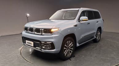 В профиль – Land Cruiser Prado, а анфас – Jeep Grand Cherokee. Представлен большой гибридный внедорожник BAIC BJ60 с запасом хода 1000 км