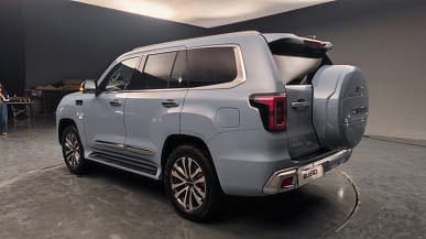 В профиль – Land Cruiser Prado, а анфас – Jeep Grand Cherokee. Представлен большой гибридный внедорожник BAIC BJ60 с запасом хода 1000 км
