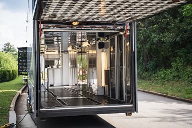 В США представили автодом за 425 000 долларов с гаражом на два автомобиля