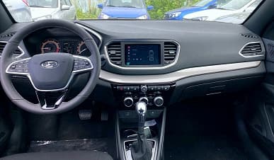 «Ручка всё равно по длине как на КаМАЗе» — новую Lada Vesta сравнили со старой и с Hyundai Solaris предыдущего поколения