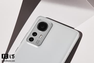 Упаковка, комплект поставки и сам смартфон со всех сторон: компактный флагман Xiaomi 12S показали вживую