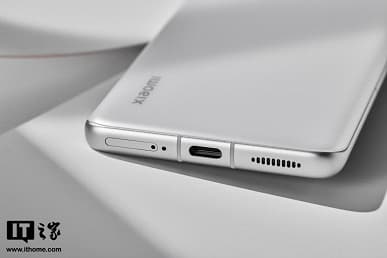 Упаковка, комплект поставки и сам смартфон со всех сторон: компактный флагман Xiaomi 12S показали вживую