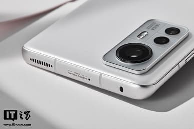 Упаковка, комплект поставки и сам смартфон со всех сторон: компактный флагман Xiaomi 12S показали вживую