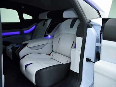 600 л.с., разгон до 100 км/ч за 3,8 с, запас хода 700 км, полноуправляемое шасси и дизайн в стиле кибрепанк. Показана финальная версия HiPhi Z – пожалуй, самого необычного электрического седана