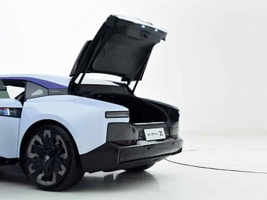 600 л.с., разгон до 100 км/ч за 3,8 с, запас хода 700 км, полноуправляемое шасси и дизайн в стиле кибрепанк. Показана финальная версия HiPhi Z – пожалуй, самого необычного электрического седана