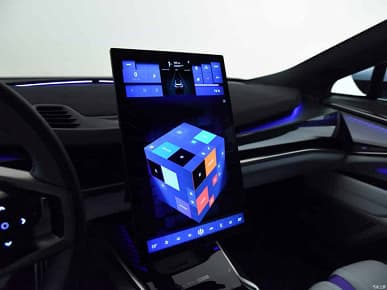 600 л.с., разгон до 100 км/ч за 3,8 с, запас хода 700 км, полноуправляемое шасси и дизайн в стиле кибрепанк. Показана финальная версия HiPhi Z – пожалуй, самого необычного электрического седана