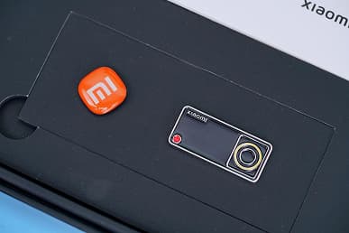 Огромная коробка, чехол и кожаный футляр. Комплект поставки Xiaomi 12S Ultra показали на фото