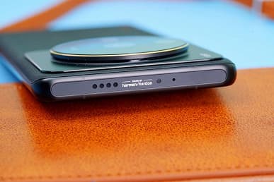 Огромная коробка, чехол и кожаный футляр. Комплект поставки Xiaomi 12S Ultra показали на фото