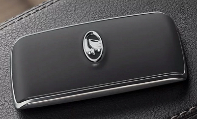 Новая Lada Vesta уже в «базе» оснащена кондиционером, кнопкой «Старт/Стоп», обогревом и бесключевым доступом. Фотографии новинки