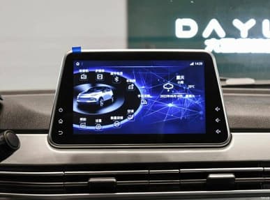 Запас хода 300 км, максимальная скорость 100 км/ч, пара крупных экранов в салоне и цена 10 000 долларов. В Китае представлен доступный электрический кроссовер «Счастливый тигр»