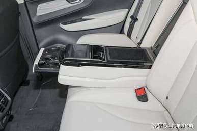 190 л.с. и запас хода 600 км за 30 600 долларов. Представлен седан Hongqi E-QM5 Plus – он на треть дешевле Tesla Model 3 и гораздо просторнее