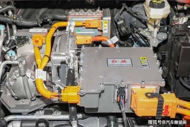 190 л.с. и запас хода 600 км за 30 600 долларов. Представлен седан Hongqi E-QM5 Plus – он на треть дешевле Tesla Model 3 и гораздо просторнее