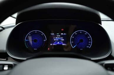 190 л.с. и запас хода 600 км за 30 600 долларов. Представлен седан Hongqi E-QM5 Plus – он на треть дешевле Tesla Model 3 и гораздо просторнее