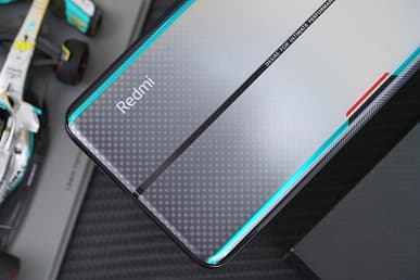 Лучшую версию топового флагмана Redmi и его комплект поставки показали вживую