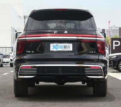 Мощно, богато и очень дорого. В Китае поступил в продажу огромный внедорожник Hongqi LS7 – с двигателем V8, длиной 5,7 м, отделкой натуральной кожей и деревом и ценой 216 000 долларов