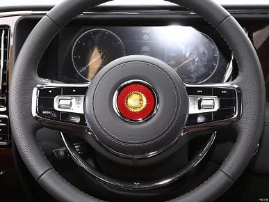 Мощно, богато и очень дорого. В Китае поступил в продажу огромный внедорожник Hongqi LS7 – с двигателем V8, длиной 5,7 м, отделкой натуральной кожей и деревом и ценой 216 000 долларов