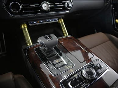 Мощно, богато и очень дорого. В Китае поступил в продажу огромный внедорожник Hongqi LS7 – с двигателем V8, длиной 5,7 м, отделкой натуральной кожей и деревом и ценой 216 000 долларов