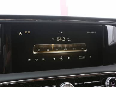 Мощно, богато и очень дорого. В Китае поступил в продажу огромный внедорожник Hongqi LS7 – с двигателем V8, длиной 5,7 м, отделкой натуральной кожей и деревом и ценой 216 000 долларов