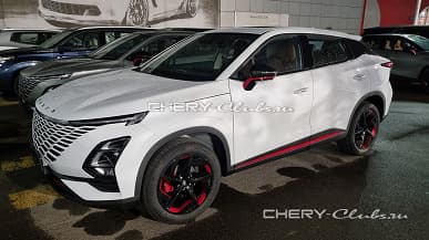 Новвеший кроссоверы Omoda C5 наконец приехали в Россию. Новинки показали на площадке дилера в Москве