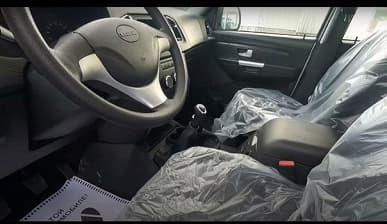 Со старым рулем, без подушек безопасности и ABS. «Ободранный» УАЗ «Патриот» показали на фото