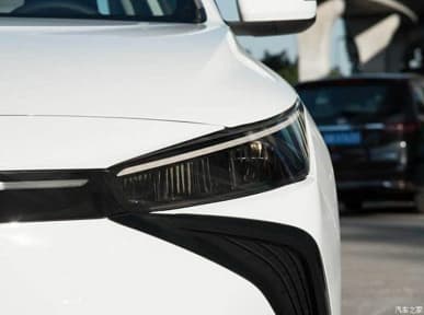 Один из самых доступных полноразмерных электрических седанов, да ещё и с операционной системой Huawei HarmonyOS. За Geely Geometry G6 в Китае просят от 21 200 долларов