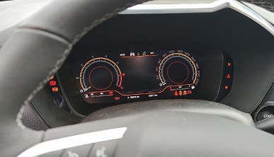 Топовую версию Lada Vesta NG с двумя работающими экранами показали на живых фото