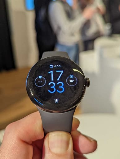 Оказалось, что у умных часов Google Pixel Watch очень толстая рамка. Это видно на многих живых фотографиях