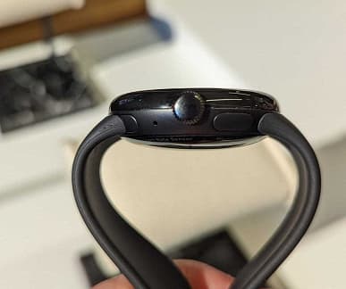 Оказалось, что у умных часов Google Pixel Watch очень толстая рамка. Это видно на многих живых фотографиях