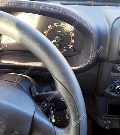 Оригинальный руль, рычаг «раздатки» от Niva Travel, новый центральный тоннель. Фото салона прототипа Lada Niva Sport