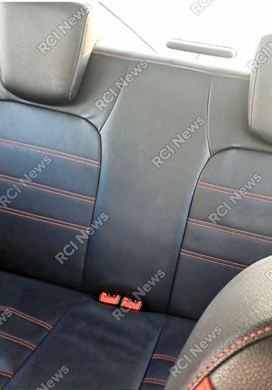 Оригинальный руль, рычаг «раздатки» от Niva Travel, новый центральный тоннель. Фото салона прототипа Lada Niva Sport