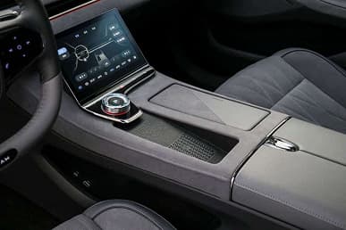 510 л.с, полный привод и запас хода до 730 км. В Китае началось массовое производство большого люксового седана Voyah Zhuiguang – ждем его в России?