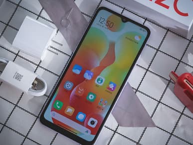 Xiaomi: 100-долларовый Redmi 12C не уступает 200-долларовым смартфонам. Живые фото новинки